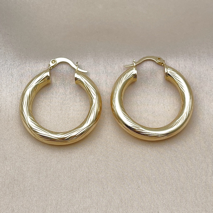 Oro Laminado Medium Hoop, Gold Filled Style Hollow Design, Diamond Cutting Finish, Golden Finish