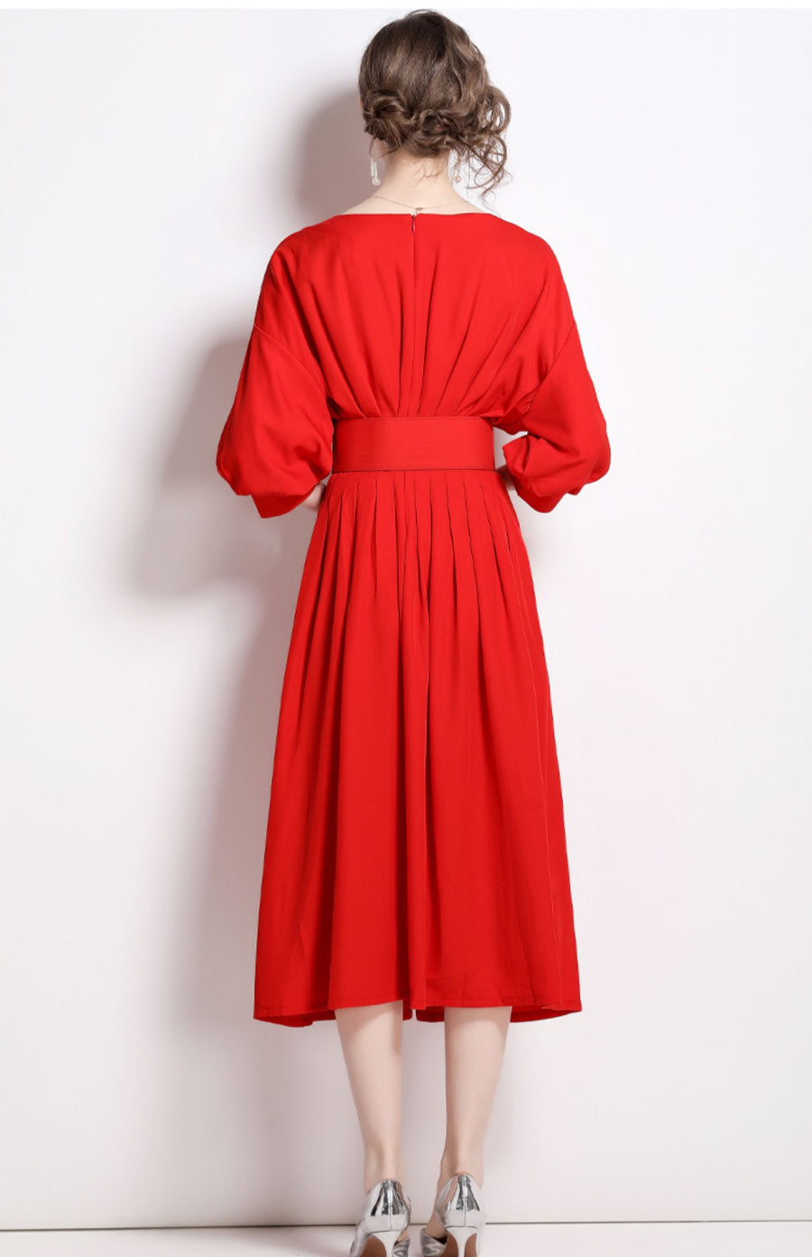 Elegant long sleeved dress with high quality belt